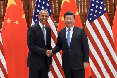 习近平(右)与欧巴马(左)在杭州会面时握手,进行第九次“习欧会”。(法新社照片)