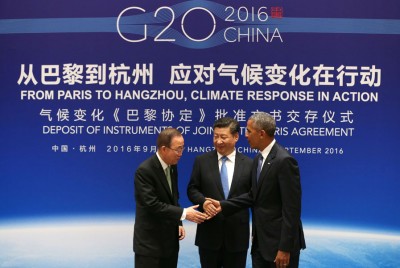 习近平与欧巴马向潘基文提交《巴黎协定》批文后,相互握手。(法新社照片)
