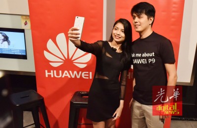 李佩玲用华为新手机与杨晟翌自拍。