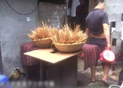 用于串起肉块的标签被胡乱摆放,成苍蝇栖身之地。