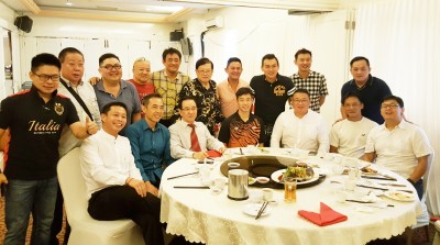 浩洋健康食品董事经理王浩源(前排右3)设宴慰劳国家英雄陈炳顺,前排左起曾伟忠律师、林子辉律师、丹斯里陈坤海、陈炳顺、王浩源、陈炳顺父亲陈志光及林松荣。后排左起为陈俊业、陈竹溪、陈江龙、林清发、郑双安、梁宗宝、张陈咏隆、Tom Khoo、王健贤及林振槟。
