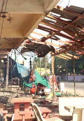 爆炸造成附近建筑物严重损毁。