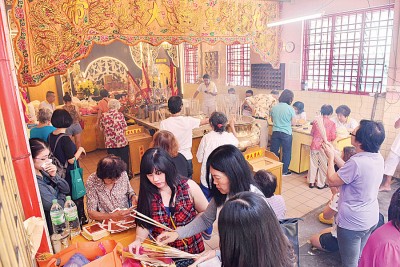 不少善信在农历九月初一到斗母宫膜拜祈福。