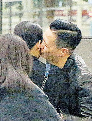 2人口以 check in时对望冧笑,从此 Philip还要主动亲老婆。