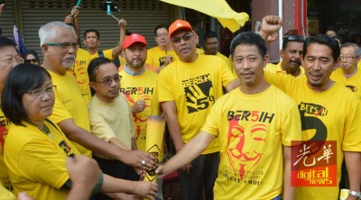 左起为玛利亚陈、玛那兹、阿兹曼、慕克里、依斯迈沙烈、魏晓隆、占比里尤索当人口握火炬准备进行净选盟5.0”巡回造势活动。