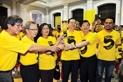 林冠英(右3)接下净选盟火炬,旁为罗国华、杜乾焕、玛丽亚陈、曹观友和沈志强。