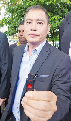刘耀辉显得将交给反贪污委员会的身上碟,内有投报案件的字与影像资料。