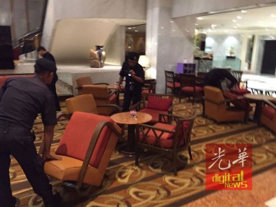 警署人员以酒店大厅审查。