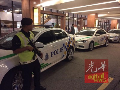 警署人员以酒店现场戒备。