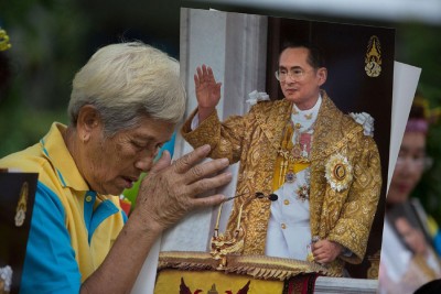 曼谷民众在泰王留医的医院外祈福颂祷。（法新社照片）