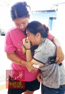 伍亿恒的母亲罗嘉美(右)接获儿子的噩耗赶到浮罗交怡,哭倒在前来安慰她的当地人王裘蓁怀里。