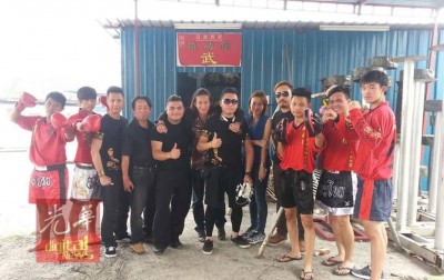 伍亿恒(左2)去年10月份参与香港电影《功夫之王》拍摄时,一众人合影。