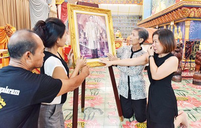 万本(右2)带领泰佛寺员工及民众跪下膜拜国王普密蓬,员工坤拉雅更是哽咽掉泪。