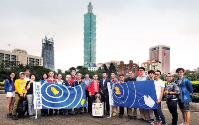 锺灵百年校庆“传钟万里”抵达台北,并在著名台北101前合照。
