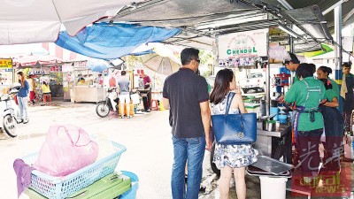 进不了新店,小贩们只能分散景贵街各角落做生意。