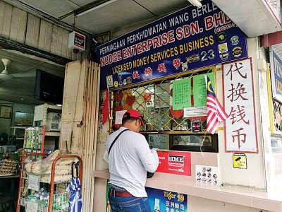泰铢不跌反升,仍有人前去兑换泰铢。