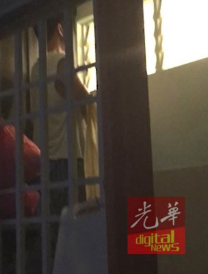 事主与男友设计拍下狼屋友偷窥的证据。
