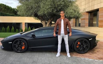 C罗纳多在社交媒体晒出与兰博基尼超跑的合影。