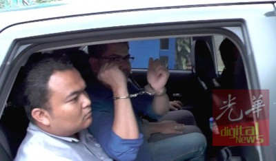 嘉玛以警车向镜头出示已于戴上手铐。