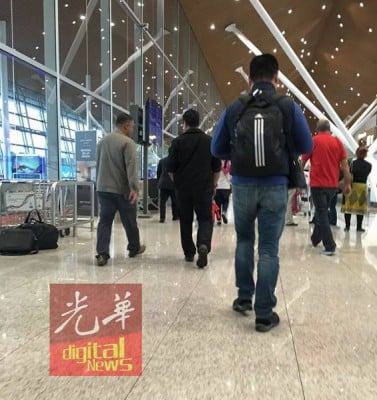 嘉玛周三上午以航站为数名警察帶走。(网络照片)