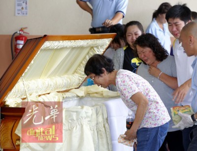 家属在医院太平间瞻仰死者遗容时,悲从中来放声大哭。