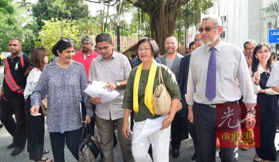 安美嘉(左起)、曼迪星与玛丽亚陈及支持者,星期四至全国警察总部提交备忘录。
