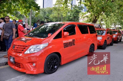 印上“红色行动V2”车队字眼的豪华多用途休旅车停在警局外恭候嘉玛。