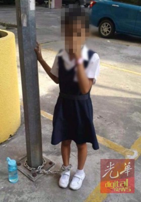 女童右脚被母亲用铁链锁住及绑在灯柱。