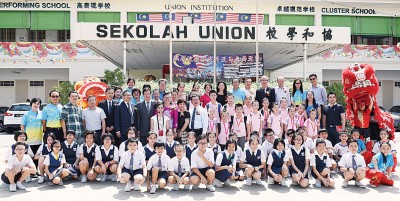 来自中国厦门的何厝小学与槟城协和小学在缔结成为姐妹校后,两校师生合影。