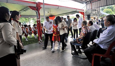 铜乐队成员因为久站而不支晕倒后,由校方扶往课室休息。