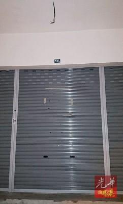 赌博中心前门深锁,出入都使后门以掩人耳目。