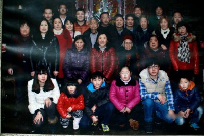 大前年百岁大寿那天,家里人还筹措为余婆婆了大寿,一大家族齐聚一样堂。