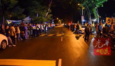 双方在一条道路上“楚河汉界”分明,所幸没发生冲突事件。
