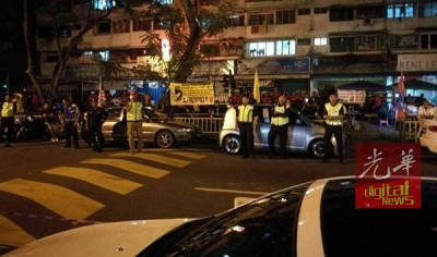 现场的警员稳守岗位,确保双方人马不越线。