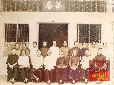 18名妈姐,当年在义福街52号的华居前合影;其中后排右1及5是春满园卖妈姐鸡脚出名的妈姐。