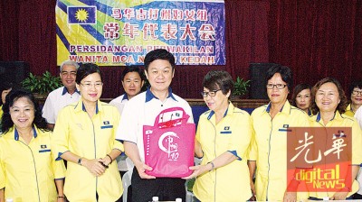 陈燕珠(右3)送纪念品予开幕人李志亮。