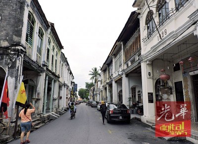 牛干冬随后,槟岛市政厅下来的火力将开始往爱情巷,的教育和发出警告信给那些以五下基下放置桌椅、招牌及筑起围栏阻碍行人的事者。