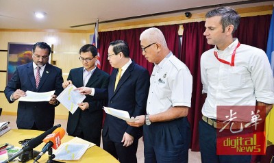 林冠英(中)与林金华(左2)展示槟州人均国内生产总值经济增长表,左起佳日星、彭文宝及添尼古拉斯。