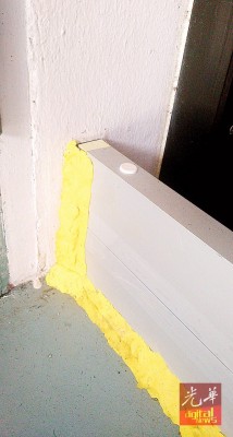把加工粘土封住门缝防浸水。