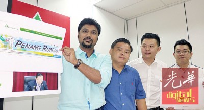 普文(左1)在卢界燊、陈政雄(右2)及方国铨(右1)指责槟州政府双重标准,3年前对他人的指责如今却自打嘴巴。
