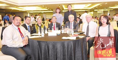 第一副首长拉昔(左4)、李家全(左3)与出席嘉宾合影。
