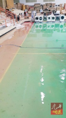 体育馆内虽然水位不深,但足以损毁许多无法及时被移走的电器。