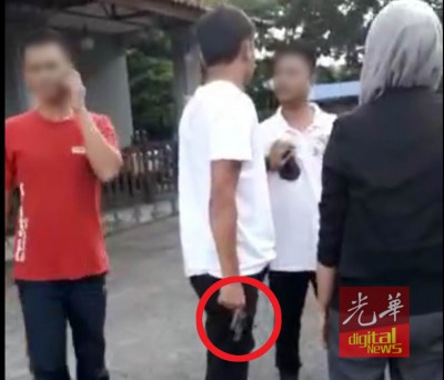 疑带人妻外出被抓包,其中一名官联公司雇员亮枪威胁人夫。