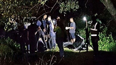 丛林发现腐烂女尸,警方拉队在现场调查。