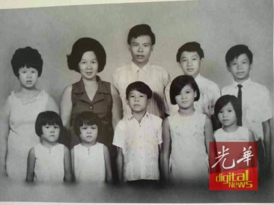 叶观葵小时候与弟妹的合照,站者左为叶观葵。