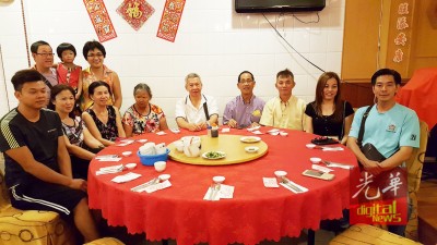 叶观葵(坐者左4)在沈耀权、李仁钟、余张丽桦以及柯秋胜的协助下得以与弟妹们团聚。