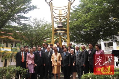 泰国公主诗琳通官访槟城锺灵中学,考察槟州的数理工艺教育发展。