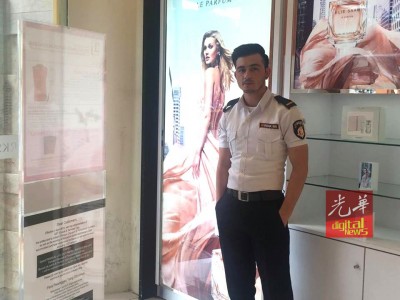 达沙拉詹五官深邃,成为“保安男神”。