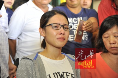 林晓莹最终还是在公告会中泪崩。