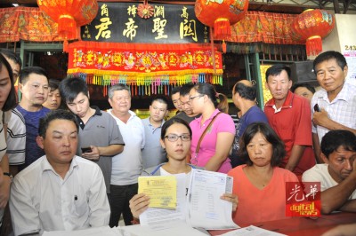 林晓莹在双亲及律师陪同下出示性病医药报告。